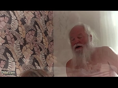 Тугая молодая женщина скачет на члене дедушки, ее жестко трахают и принимают кримпай 10 мин.