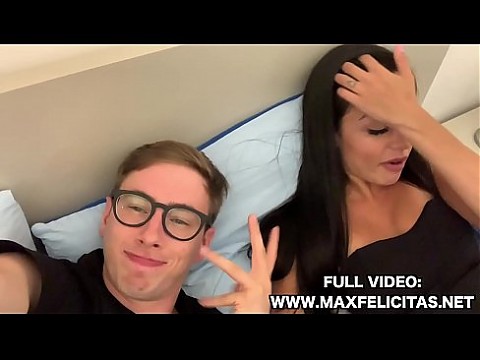 RAGAZZA GIOVANISSIMA ITALIANA MARTINA SMERALDI SI SCOPA E SI SUCCHIA IL CAZZONE DI MAX FELICITAS