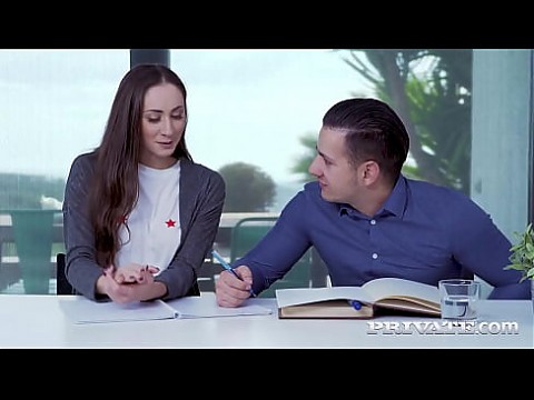 Private.com - брюнетке с маленькими сиськами Aruna Aghora упаковывают задницу! 11 мин.