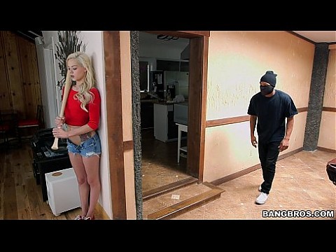 Крошечная блондинка отсасывает злоумышленнику 7 мин.