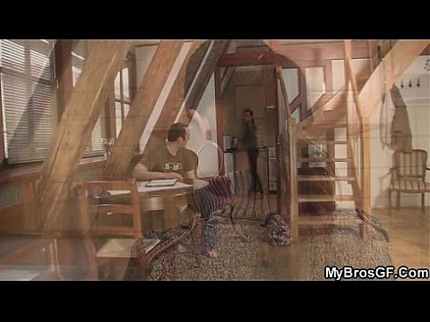 Его член долбит ее неверную киску 6 мин.
