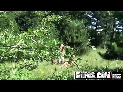 Эксгибиционистка (Дейзи Ли) трахается на улице с незнакомцем - MOFOS 8 мин.