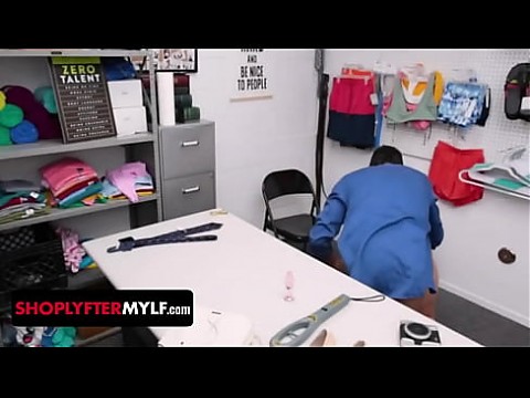 Блондинку-милфу-воровку с большими сиськами Райан Кили трахнул в анал до множественных оргазмов офицер 14 мин.