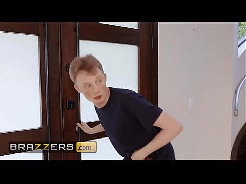 Brazzers Ди Уильямс занимается тайным сексом с Джимми, прежде чем ее падчерица присоединяется к сексу втроем 10 мин.