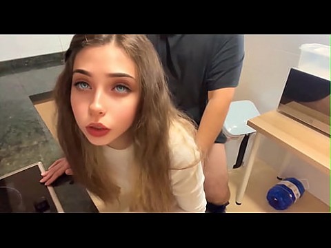 18-летняя падчерица занимается сексом на кухне, толстый отчим кончает в нее 12 мин.