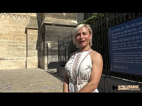 Шаловливую и фигуристую милфу Ким трахают в задницу 15 мин.