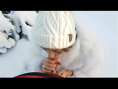 Она сосет ему и глотает его сперму на улице прямо на снегу в День святого Валентина 10 мин.