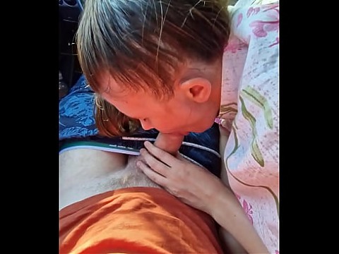 Мы остановили машину, и я получил самый нежный и медленный минет. Но в конце концов я взял инициативу в свои руки и трахнул её в рот. 7 мин.
