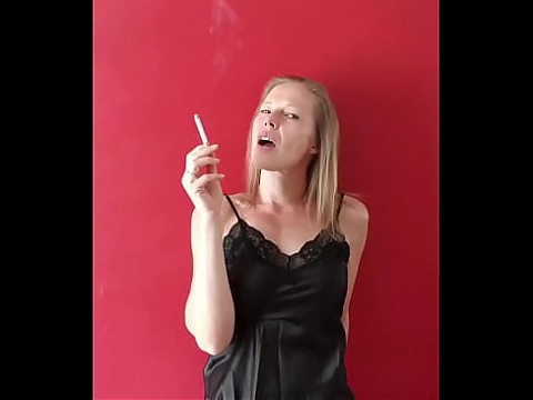 Горячая бельгийская милфа курит и играет с киской 4 мин.